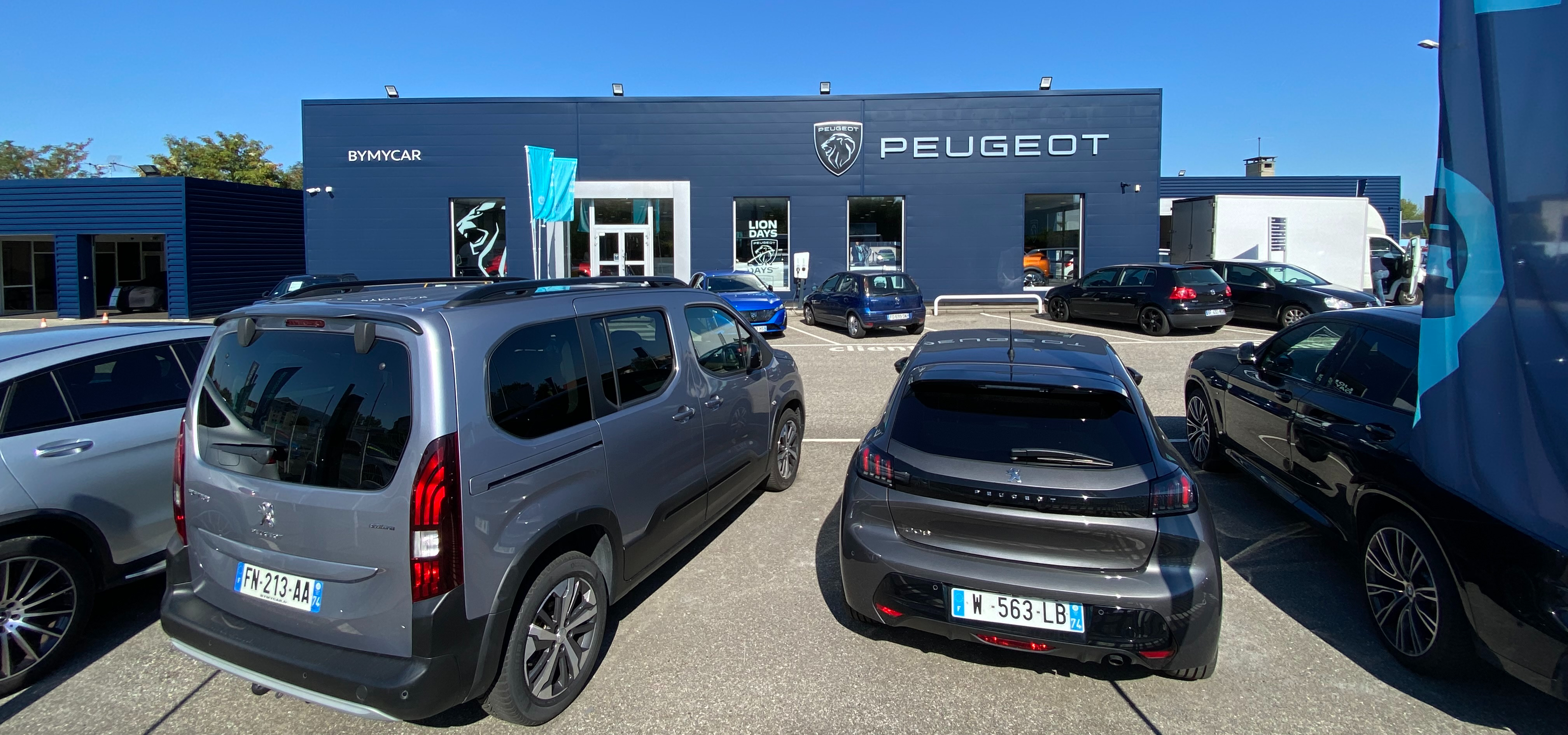Peugeot - Le crossover Peugeot 2008 propose une gamme d'accessoires à  découvrir :  Faites votre choix et achetez en  ligne depuis : www.accessoires.peugeot.fr